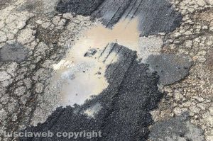 Viterbo - Buche rattoppate a largo dell'Università