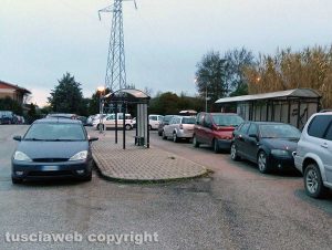 Orte - Macchine parcheggiate in divieto di sosta nell'area stazione dei pullman