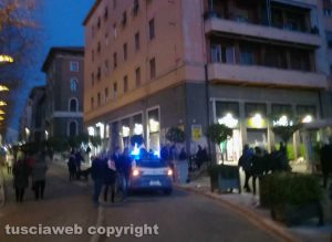 Viterbo - Botte in via Marconi - L'intervento della polizia