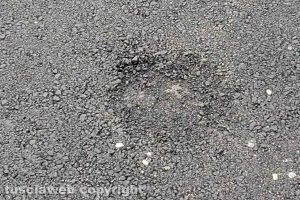 Viterbo - Una buca su strada Capretta