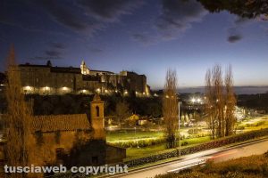 Viterbo - Palazzo papale e l'ex chiesa di Santa Croce di notte