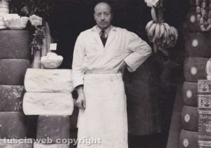 Viterbo - Come eravamo 1954 -Negozio di pizzicheria di Angelino Santoni