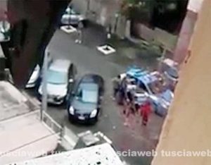 Viterbo - Poliziotto in mutande arresta e insegue due ladre in via Monte Nevoso