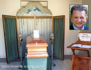 Tuscania - La camera ardente nel nuovo cimitero - Nel riquadro: Massimo Franceschini