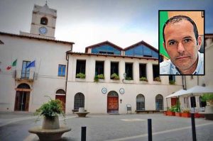 Il comune di Montalto di Castro - Nel riquadro: Il sindaco Sergio Caci