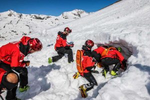 L'intervento del soccorso alpino sulla neve