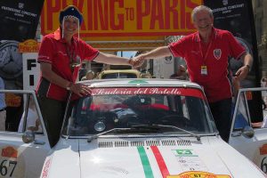 Roberto Chiodi assieme alla moglie alla Pechino-Parigi