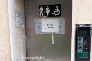 Viterbo - Il bagno della stazione Fs di Porta Fiorentina