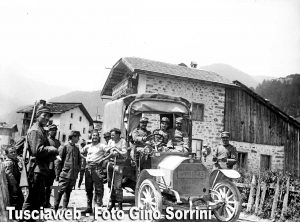 1916 - Militari con messo Fiat nelle retrovie del fronte italo-austriaco - Foto Gino Sorrini