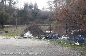 Viterbo - Rifiuti abbandonati in strada Montagna