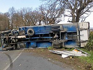 Camion si ribalta sulla via Flaminia