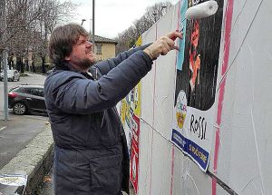 Viterbo - Filippo Rossi attacca manifesti elettorali