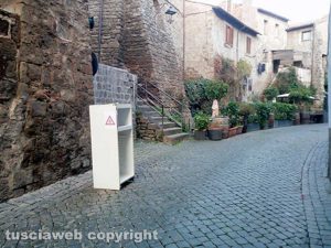 Viterbo - Frigorifero abbandonato a San Pellegrino