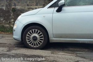 Viterbo - Una buca sulla strada comunale Chiesa nuova