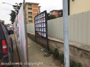 Viterbo - Via Villanova - Le plance elettorali coprono gli annunci funebri