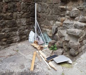 Viterbo - Discarica a Palazzo Gatti