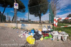 Viterbo - Rifiuti in via del Campo Scolastico