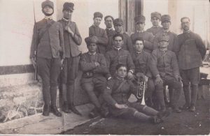 In piedi da destra Secondo Di Marco (Collezione Renato Petroselli)