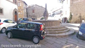 Viterbo - La fontana di Pianoscarano invasa dalle auto