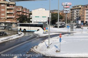 Viterbo - Neve alla rotatoria dell'Ipercoop