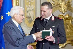 Il presidente Sergio Mattarella consegna l'onorificenza di cavaliere dell'ordine al merito della Repubblica italiana a Riccardo Capeccia