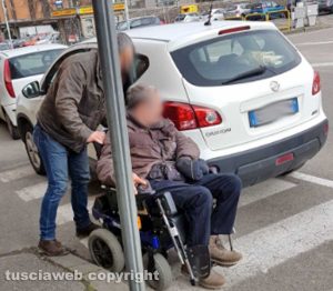 Viterbo - Macchina davanti allo scivolo in via Garbini