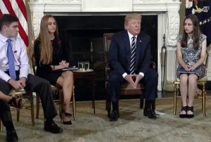 Trump riceve studenti e genitori sopravvissuti alla strage in Florida