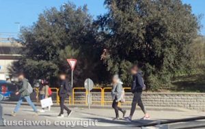 Viterbo - Gli studenti attraversano al capolinea autobus del Riello