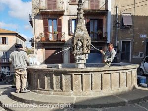Viterbo - Operai al lavoro alla fontana di Pianoscarano