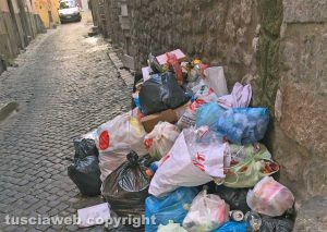 Viterbo - Immondizia in via della Parrocchia