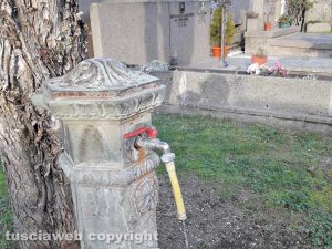 Viterbo - Una fontanella che perde al cimitero