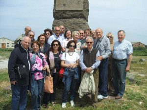 Viterbo - Un gruppo di soci Touring davanti alla stele del Bulicame