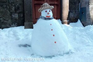 Viterbo - Un simpatico pupazzo di neve a Pianoscarano