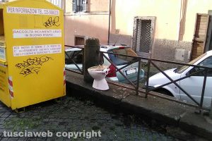 Viterbo - Il vaso sanitario a piazza Sant'Agostino