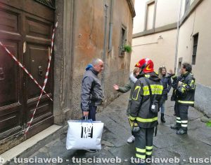 Viterbo - I vigili del fuoco nel palazzo evacuato in via San Simeone