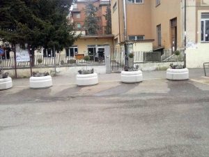 Vetralla - Posizionate fioriere in cemento