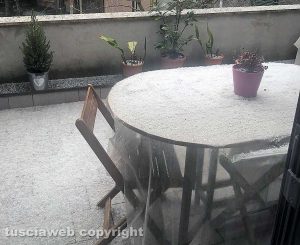 Tuscania - Un balcone imbiancato dalla grandine