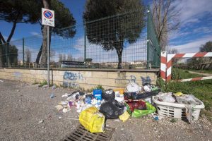 Viterbo - I rifiuti abbandonati in via Campo scolastico