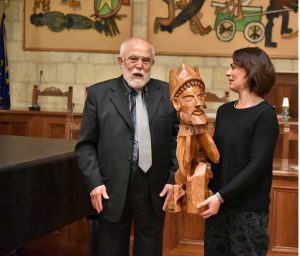 Tarquinia - Benito Romagnoli dona il "Lucumone etrusco" al comune