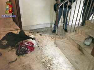 Roma - Dà fuoco alla porta di casa della ex