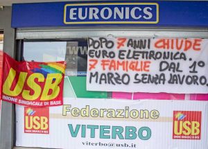 Civita Castellana - La protesta per la chiusura di Euronics