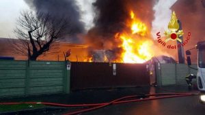 Cologno Monzese - Fiamme in un deposito di carta