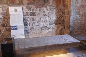 Montefiascone - Nuova collocazione per la lastra tombale di Defuk