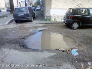 Viterbo - Buca piena d'acqua nei pressi di viale Raniero Capocci