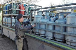 Roma - Finanza - Sequestro bombole gpl