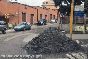 Viterbo - Mucchio di neve in via Santa Maria in Gradi