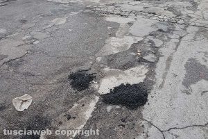 Viterbo - Il manto stradale a piazza Crispi
