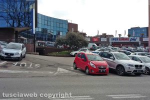 Viterbo - Parcheggio selvaggio in viale Armando Diaz