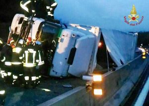 Il camion carico di bombole ribaltato