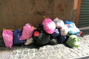 Viterbo - Cumuli di rifiuti in centro